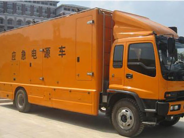 沙坪坝冬季柴油发电机启动前，如何检查燃油系统中的积水？